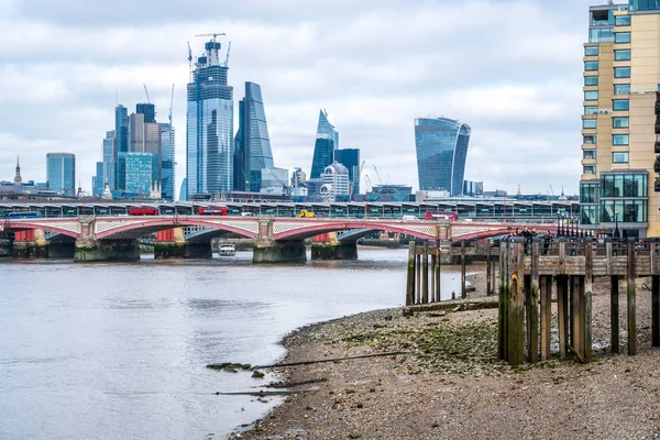 Tag Zeit London Stadt Wolkenkratzer Blackfriars Brücke Panorama. lizenzfreie Stockfotos