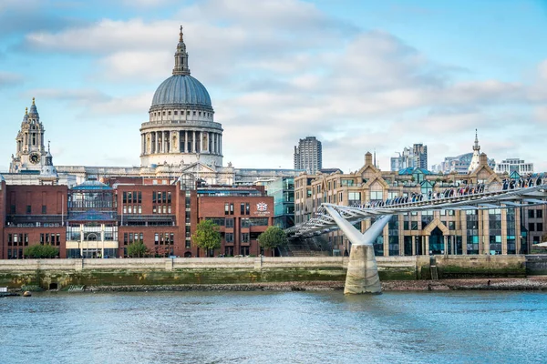 Tamise, pont Millennium, cathédrale St. Paul's, école City of London. Londres, Royaume-Uni . Image En Vente