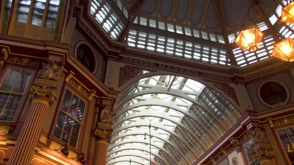 Vista del Leadenhall Market nel quartiere finanziario della City di Londra. Un mercato coperto con una struttura del tetto ornata costruita in epoca vittoriana. Londra, Regno Unito - novembre 2018 . — Video Stock