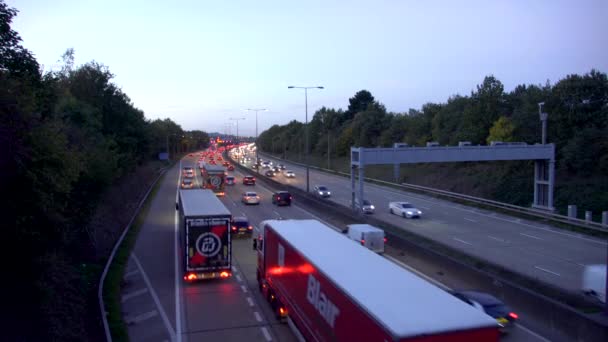 Трафик на лондонской скоростной автомагистрали М25 вечером — стоковое видео