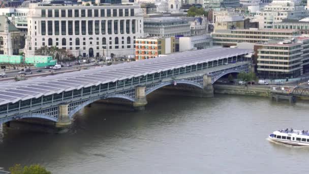 Day time London Blackfriars Railway Bridge, River Thames, Cruise boat — стоковое видео