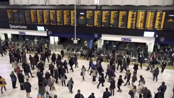 Waterloo Station in London at rush hour. London, UK - November, 2018 — Stok video