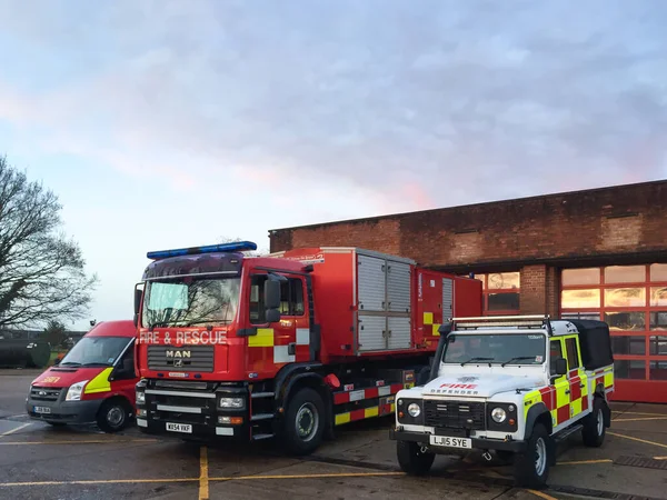 Britische Feuerwehrfahrzeuge Surrey Fire Rescue Service Chertsey Feuerwache Chertsey England lizenzfreie Stockbilder