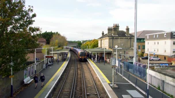 Passeggeri della stazione della piattaforma in attesa treno ferroviario sud-occidentale arrivano. Chertsey, Surrey, Inghilterra — Video Stock