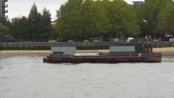 昼間ロンドンの堤防、テムズ川、古いバージ. — ストック動画