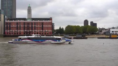 Londra, Thames nehri, martılar, Oxo Kulesi, nehir taksi geçidi. Londra, İngiltere.