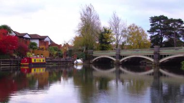 Weybridge, Surrey, İngiltere 'deki Wey Nehri üzerindeki Road Köprüsü..