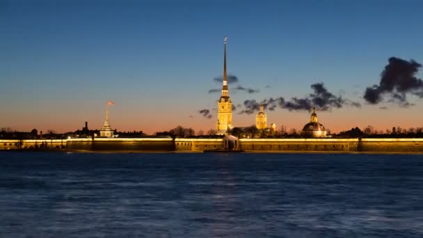 Laps de temps de Pierre et Paul forteresse au coucher du soleil sur un fond de ciel rose pur avec réflexion dans l'eau, bateaux et ferries passent le long de la rivière Neva, Saint-Pétersbourg, Russie — Video