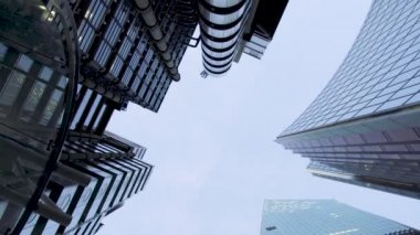 Londra 'nın finans merkezindeki Lloyds modern binasının taban taban perspektifi..