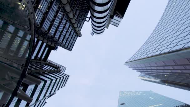 Κάτω προς τα πάνω προοπτική του σύγχρονου κτιρίου Lloyds στο χρηματοπιστωτικό κέντρο του Λονδίνου, Ηνωμένο Βασίλειο. — Αρχείο Βίντεο
