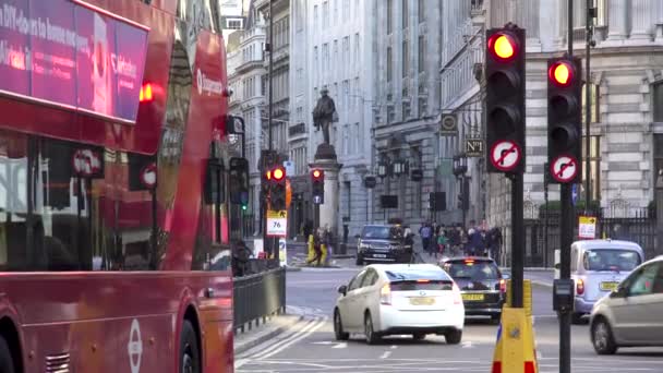 Bank metrostation, Dubbele decker bussen passeren, financiële wijk. Londen, Verenigd Koninkrijk. — Stockvideo