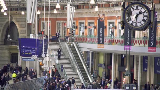 Station Waterloo in Londen - LONDON, ENGLAND — Stockvideo