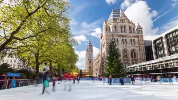 Gevel en interieur van Natural History Museum in Londen, Verenigd Koninkrijk — Stockvideo