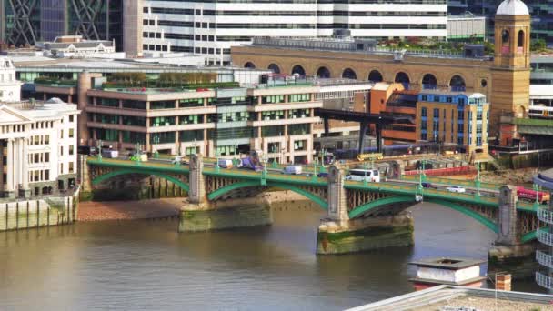 Vue en angle élevé des voitures de circulation sur Southwark Bridge, Londres, Royaume-Uni . — Video
