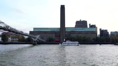 Tate modern, millennium Köprüsü ve İngiltere, Londra'da thames Nehri.