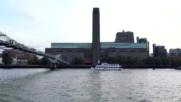 Tate modern, de millennium bridge en de rivier de Theems in Londen, Verenigd Koninkrijk. — Stockvideo