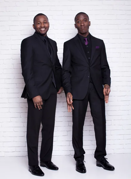 Dos hombres de negocios africanos en traje negro — Foto de Stock