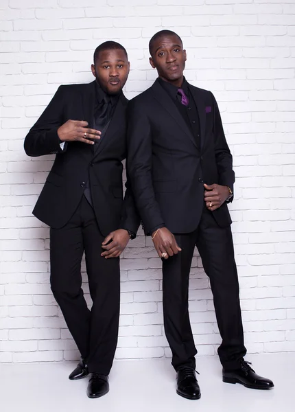 Dos hombres de negocios africanos en traje negro — Foto de Stock