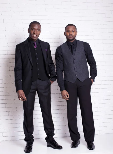 Dos hombres de negocios africanos en traje negro —  Fotos de Stock