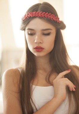 Kırmızı dudaklar açık havada dikey olan kadın. Yumuşak güneşli renkleri.