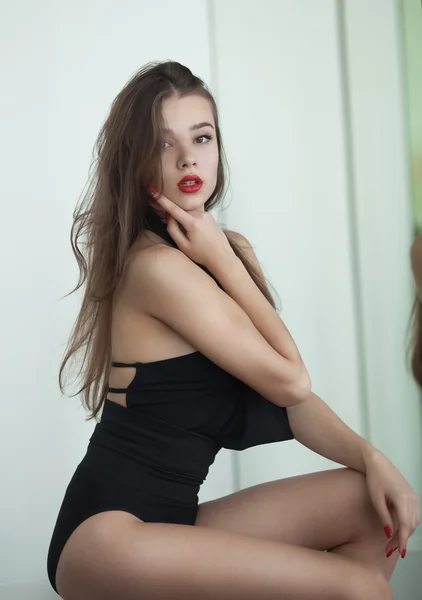 Pretty young brunette lady in a fashion pose — Stock Photo, Image
