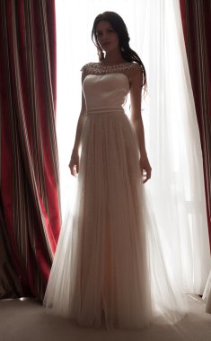 Genç ve güzel esmer gelin