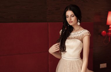 Genç ve güzel esmer gelin