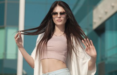 Modern genç kadın güneş gözlüğü