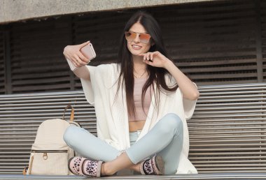 Modern genç kadın güneş gözlüğü