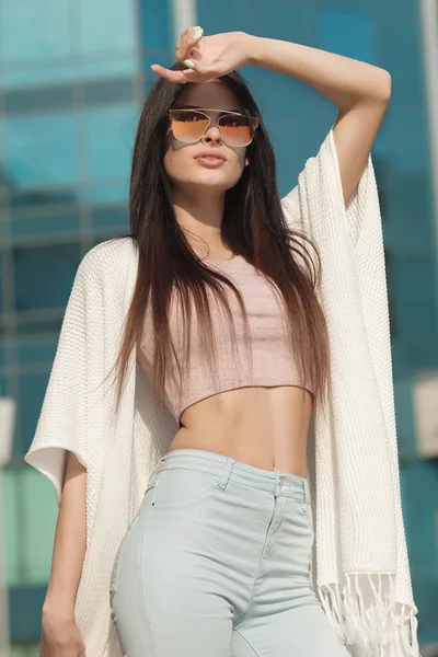 Jovem mulher moderna em óculos de sol — Fotografia de Stock
