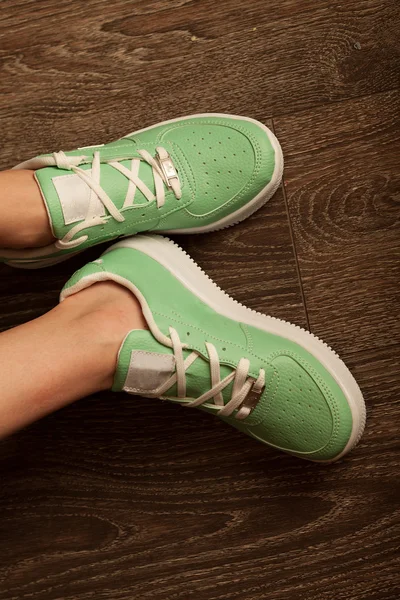 Yeşil spor ayakkabı ayakkabı — Stok fotoğraf