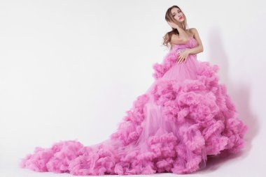 Güzel sarışın kadın moda elbise