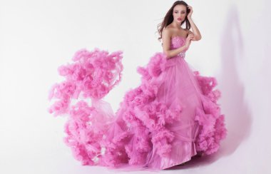 Güzel sarışın kadın moda elbise