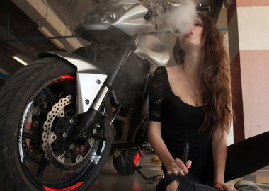 seksi kadın kırmızı dudaklar vaping