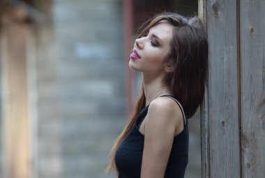 Dışarıda gülümseyen güzel bir kadın