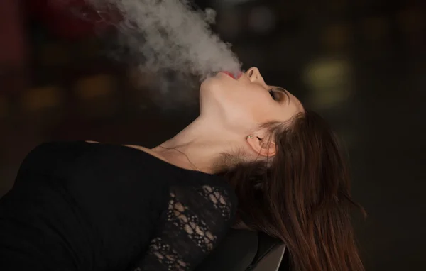 Sexy mujer rojo labios vaping — Foto de Stock