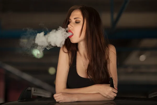 Wanita seksi merokok — Stok Foto