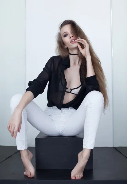 Femme sexy posant en studio — Photo
