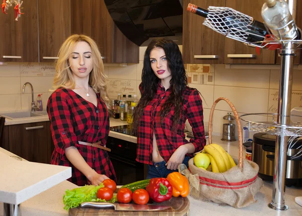 Чудові молоді жінки готують вечерю на кухні — стокове фото