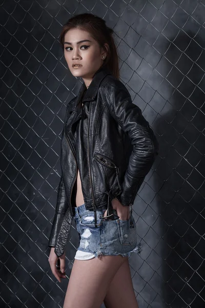 Modelo asiático em calções jeans — Fotografia de Stock