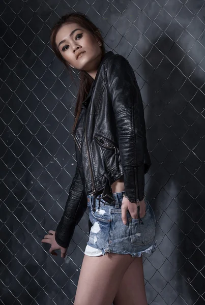 Азиатская модель в джинсовых шортах — стоковое фото