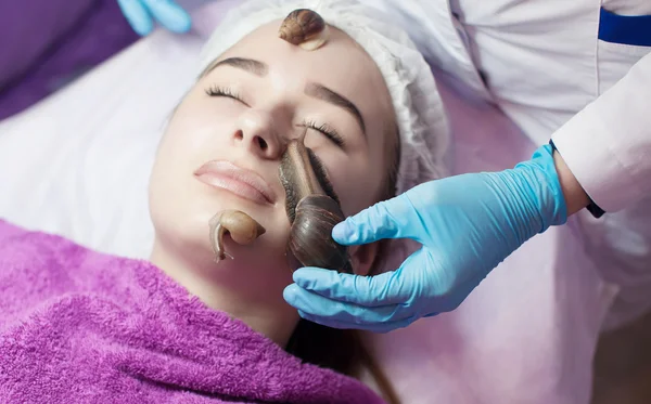 Mujer consiguiendo piel de caracol limpieza en salón de belleza — Foto de Stock