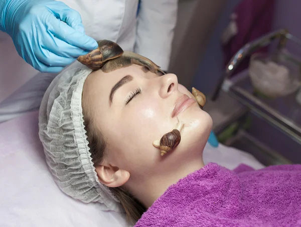 Mujer consiguiendo piel de caracol limpieza en salón de belleza — Foto de Stock