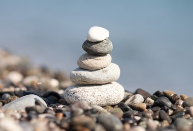 Sahilde beyaz taşlar yığını. Bulanık deniz arka plan