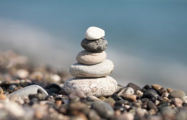 Sahilde beyaz taşlar yığını. Bulanık deniz arka plan