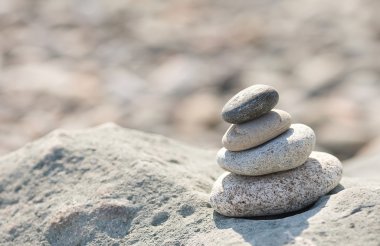 Sahilde beyaz taşlar yığını. Bulanık deniz arka plan