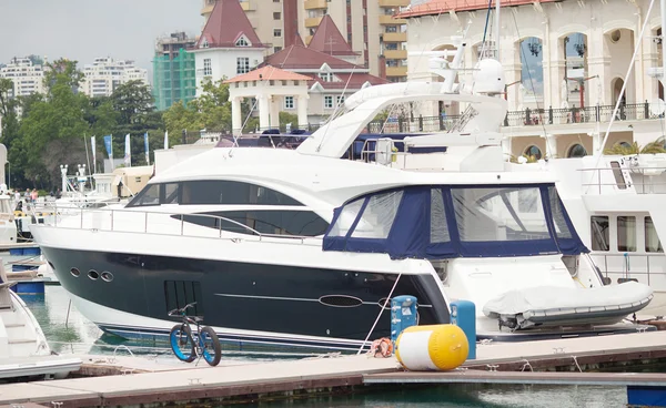 ヨット。港のヨット クラブで豪華なヨット。豊かな生活の概念. — ストック写真