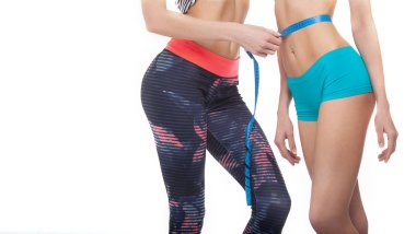 Onların bel ölçüm seksi kadın. İnce gövde.