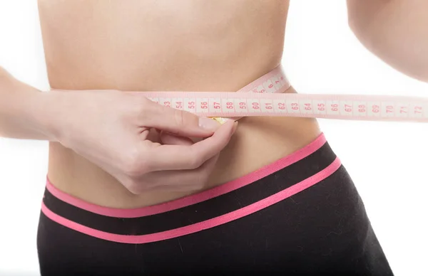 Mujer midiendo su cuerpo delgado sobre fondo blanco. Concepto de salud . —  Fotos de Stock