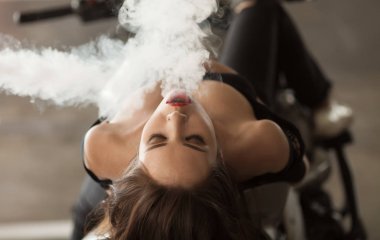 seksi kadın kırmızı dudaklar vaping